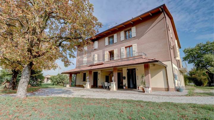 TRIFAMILIARE CON GIARDINO DI 15.000 MQ